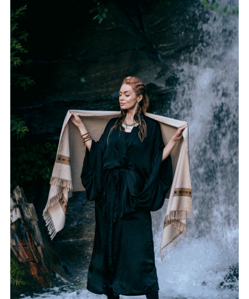 Echapre beige shaila, écharpe ouverte, vue sur sa grande taille