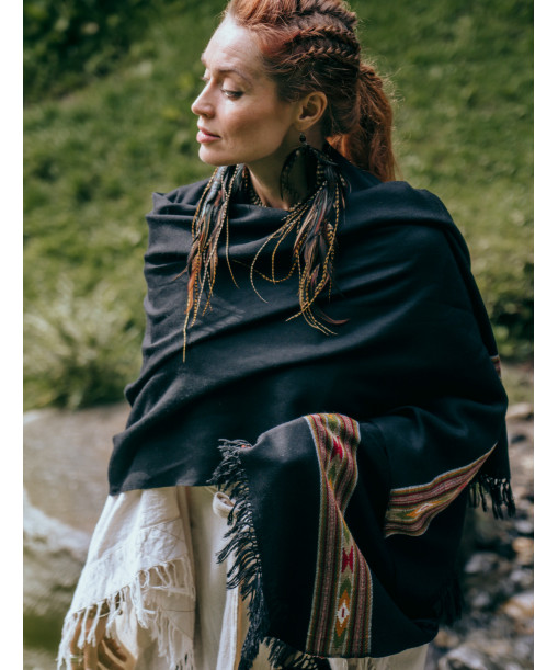 Écharpe noire Shaila, porté comme une chale