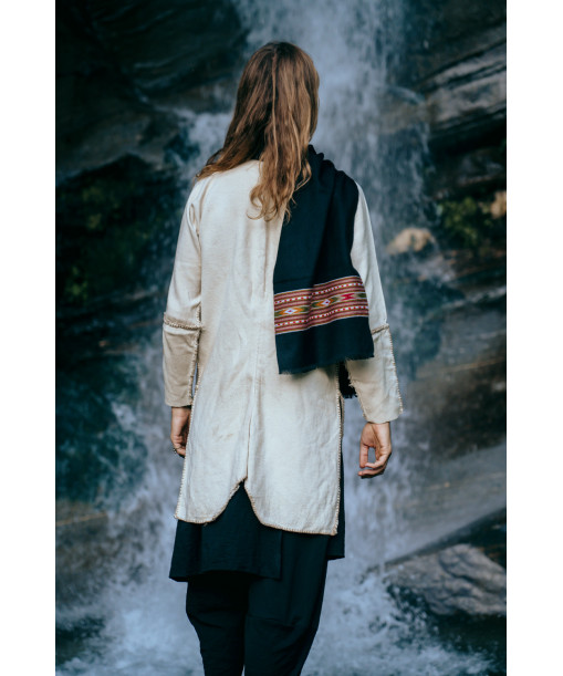 Black Muffler pure merino wool view front and show details of the pattern