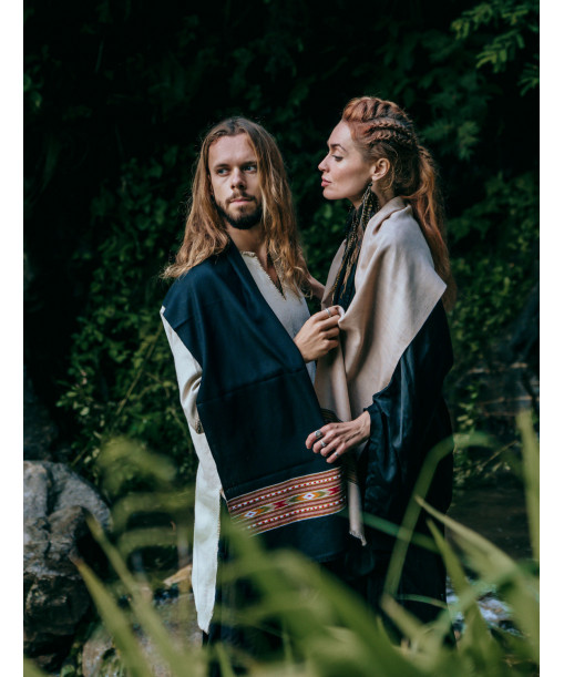 Petite écharpe shaile de couleur noire, vue de distance