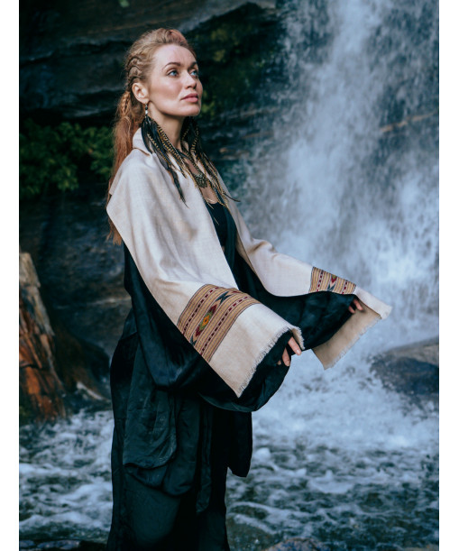 Cream Muffler Shaila, zoom on the pattern