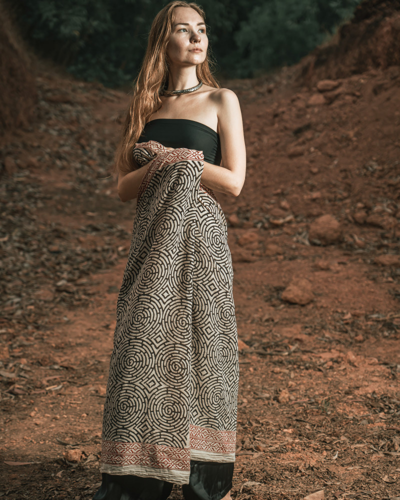 Amba dupatta, multiusage, porté en paréo