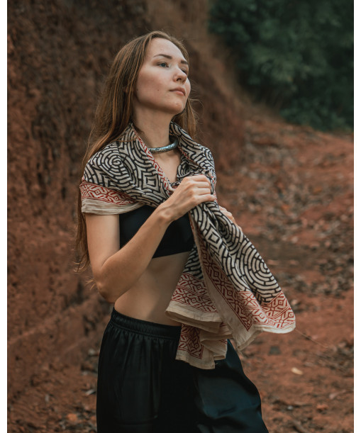 Foulard noir Amba porté autour du coup