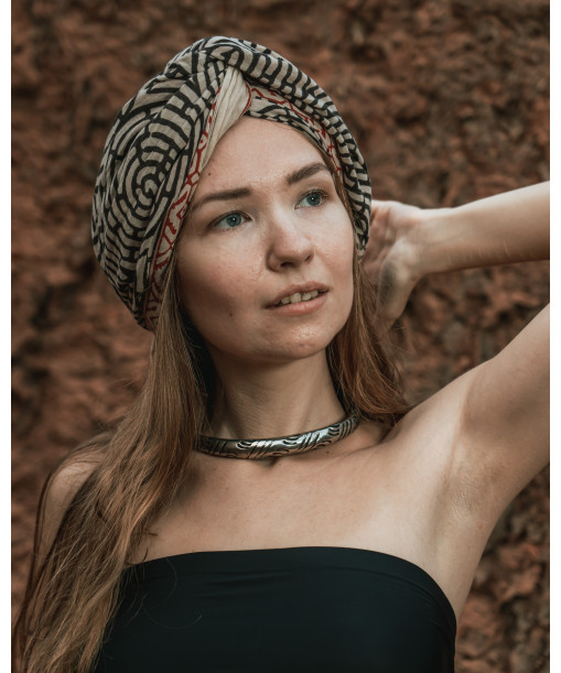 Amba dupatta, multiusage, zoom sur les details du foulard porté en tour de tête