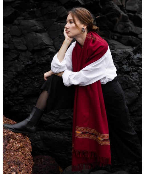 Châle rouge, super chic il améliore le look