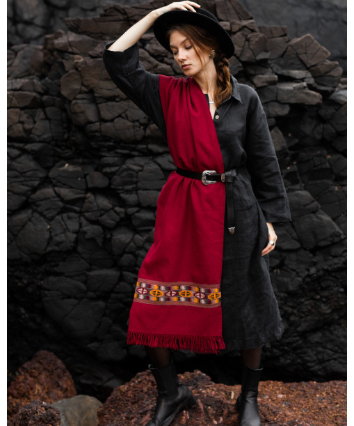 Écharpe rouge pure laine porté façon poncho