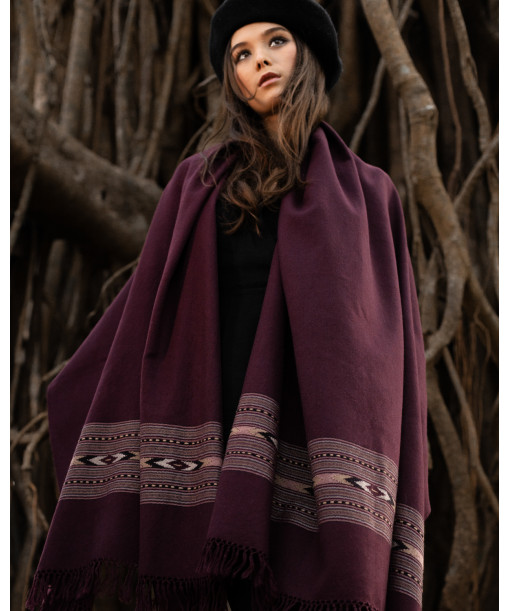 Grand chale en pure laine merinos couleur cassis zoom sur le design ethnic
