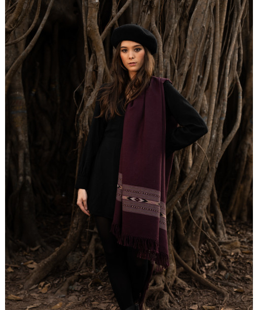 Grand chale en pure laine merinos couleur cassis porte sur les épaules