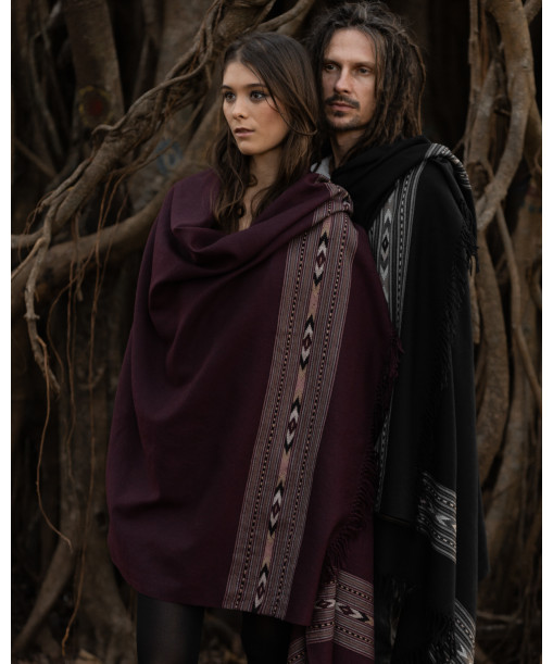 Grand chale en pure laine merinos couleur cassis et noir porté facon poncho